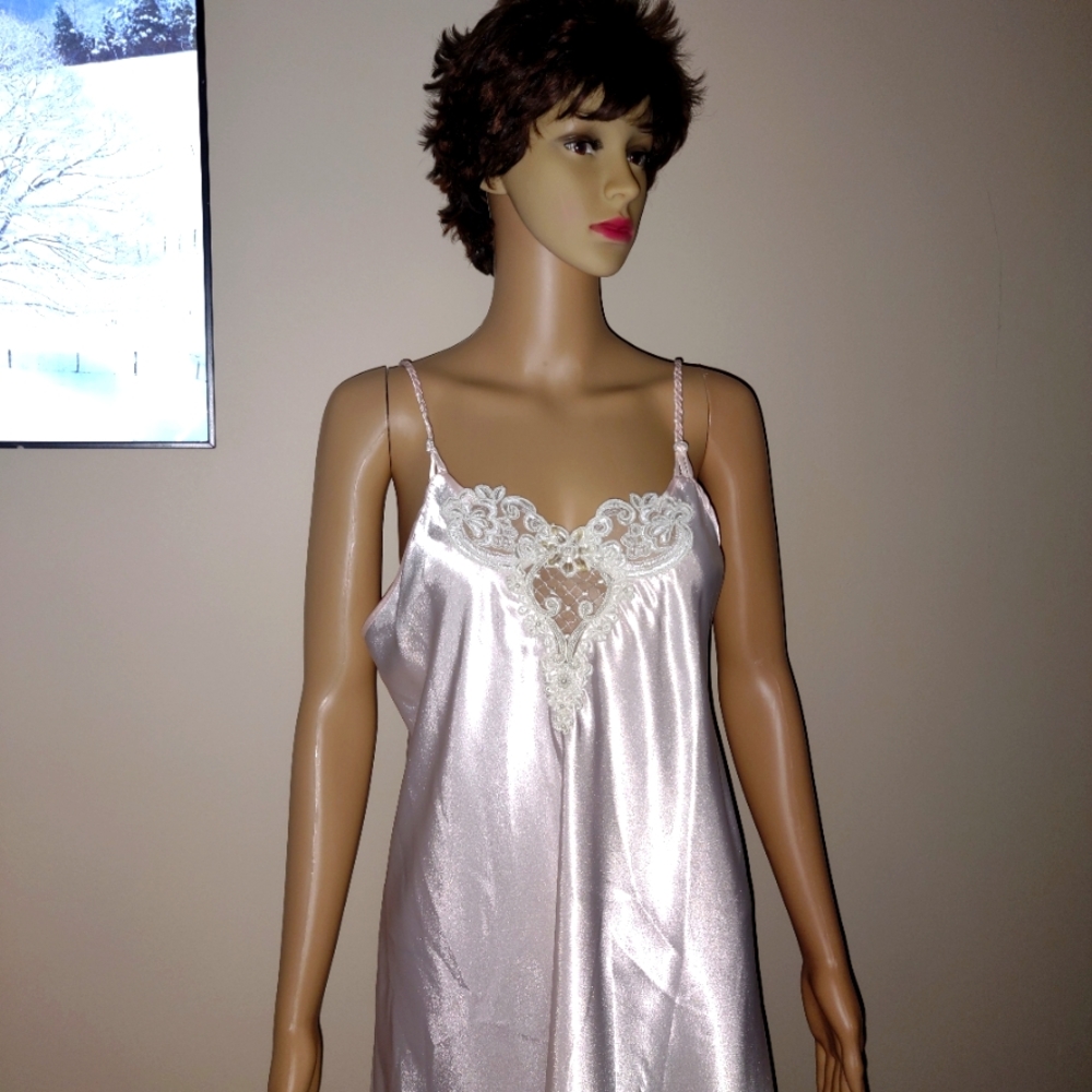 NWT light pink Bali chemise size M